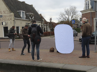902029 Afbeelding van een foto- en videoploeg die opnamen maakt van Ad van Zoeren (rechts), dorpsbarbier te Vleuten en ...